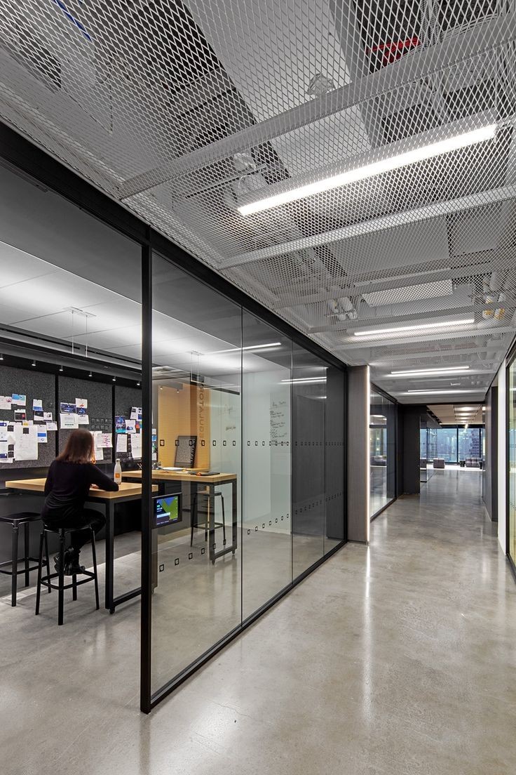 Glass partitions in modern offices: where design and silence meet